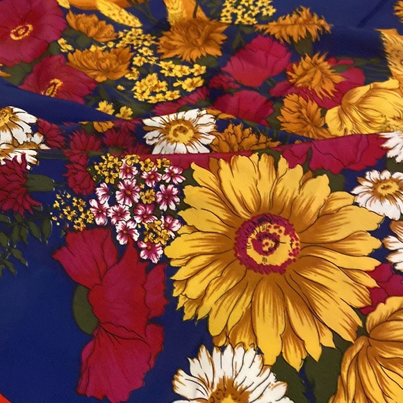 Vibrant authentic Gucci - Picture 2 of 3